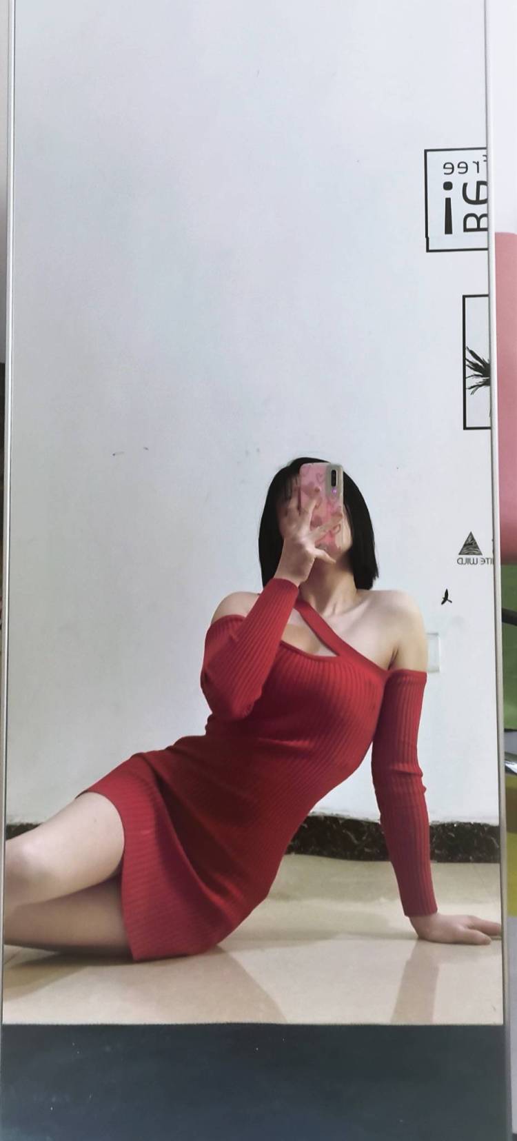 婷宝-四川省·成都市·武侯区--我自己个人是非常喜欢拍照衣服饰品这些 也会在抖音快手这种网络平台分享 自己的穿搭衣服这些 身高163 体重 98 接受到付 如果有想要寄拍的可以找我哦 嘿嘿嘿