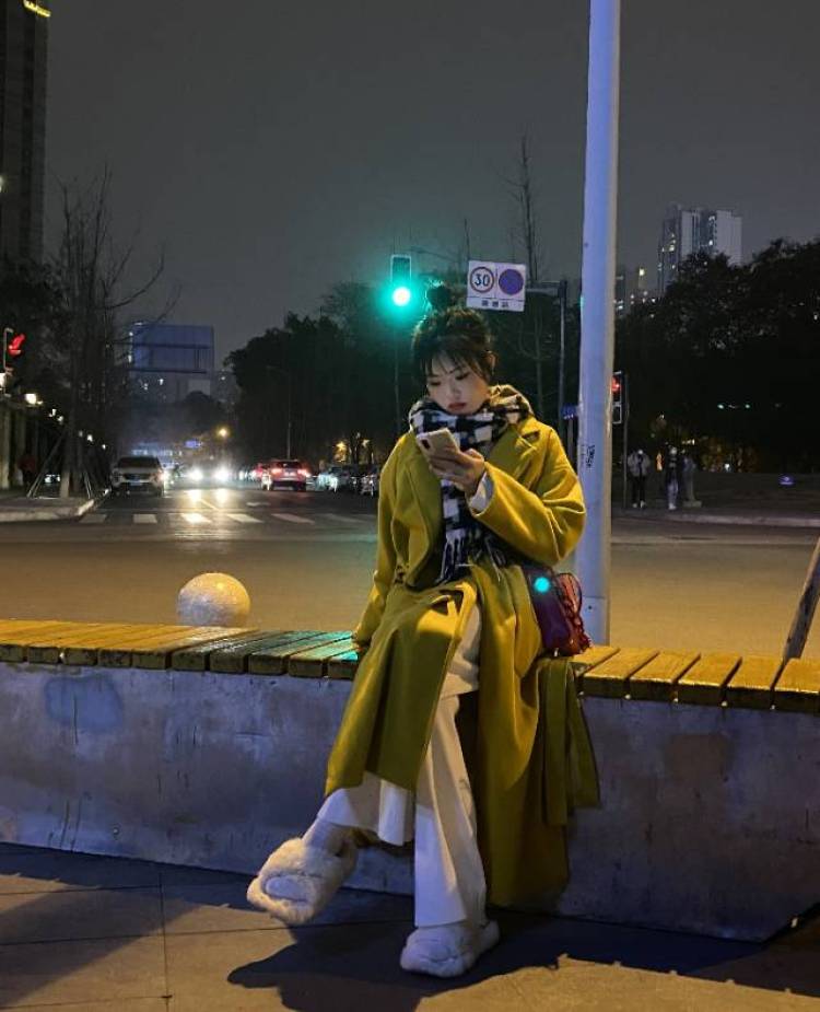 婷宝-四川省·成都市·武侯区--我自己个人是非常喜欢拍照衣服饰品这些   也会在抖音快手这种网络平台分享 自己的穿搭衣服这些  身高163   体重   98   接受到付  如果有想要寄拍的可以找我哦  嘿嘿嘿