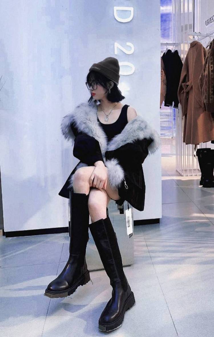 婷宝-四川省·成都市·武侯区--我自己个人是非常喜欢拍照衣服饰品这些 也会在抖音快手这种网络平台分享 自己的穿搭衣服这些 身高163 体重 98 接受到付 如果有想要寄拍的可以找我哦 嘿嘿嘿