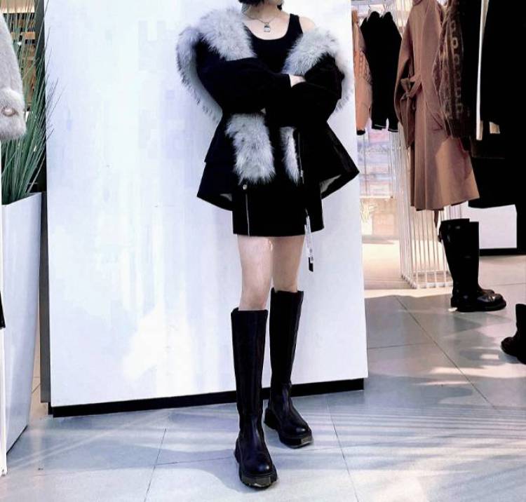 婷宝-四川省·成都市·武侯区--我自己个人是非常喜欢拍照衣服饰品这些   也会在抖音快手这种网络平台分享 自己的穿搭衣服这些  身高163   体重   98   接受到付  如果有想要寄拍的可以找我哦  嘿嘿嘿