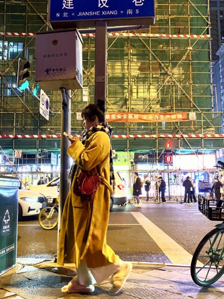 婷宝-四川省·成都市·武侯区--我自己个人是非常喜欢拍照衣服饰品这些   也会在抖音快手这种网络平台分享 自己的穿搭衣服这些  身高163   体重   98   接受到付  如果有想要寄拍的可以找我哦  嘿嘿嘿