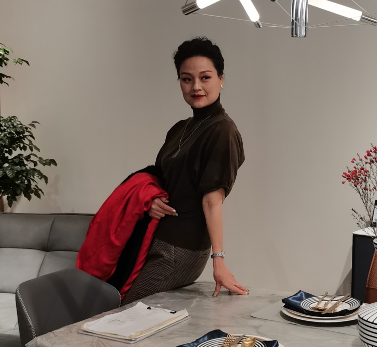 绝对女人-浙江省·杭州市·上城区--本人模特，歌手，送拍接拍都可以，承接商业模特演出，平面淘宝模特，短视频拍摄等，想与正规平台合作。