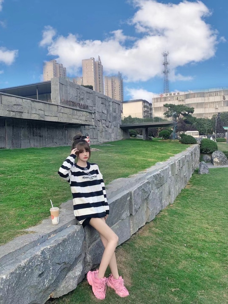 小🐏-河南省·洛阳市·老城区--身高165 体重90斤 擅长拍照修图 走轻奢小众路线 接寄拍 如有兴趣请联系我 谢谢