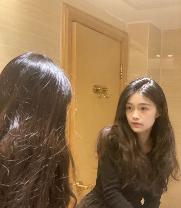 Eliauk-广东省·汕尾市·海丰县--身高160 體重40 鞋碼37
會拍照會修圖
什麼風格都可以駕馭
接寄拍