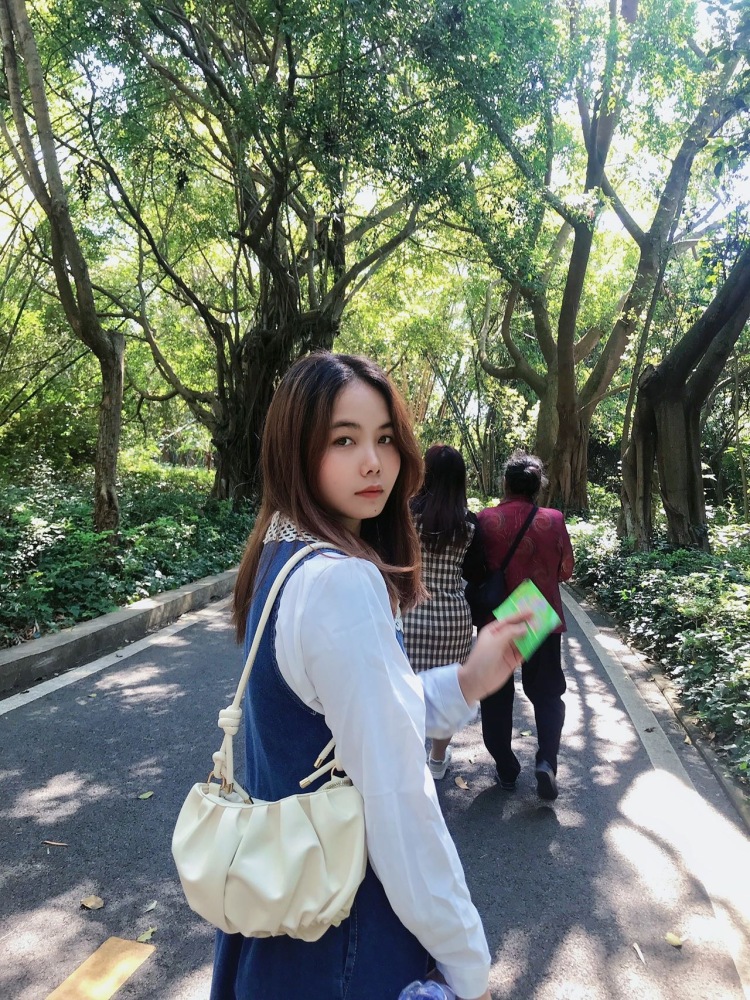 手可摘星陈-广东省·东莞市·大岭山镇-抖音，小红薯-接寄拍，会p图会拍照📷
160cm，100斤
接衣服、首饰、化妆品等寄拍
可长期合作