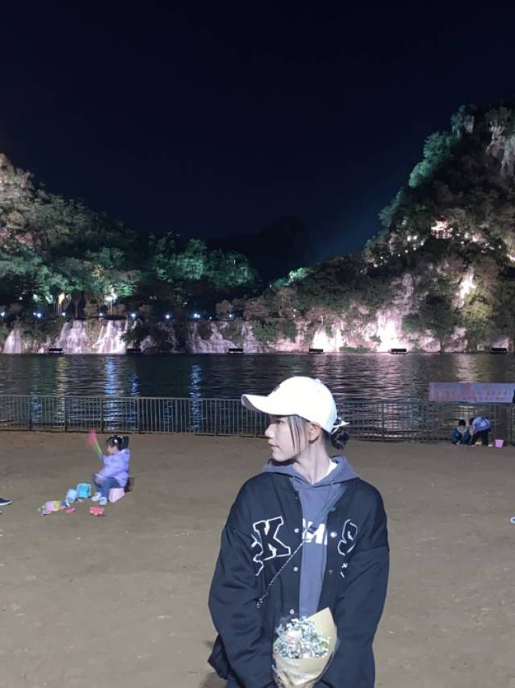 小梅呀.-广西壮族自治区·柳州市·鱼峰区-抖音 快手 微博-身高162体重104喜欢拍照所以就想用自己喜欢事情来赚零花钱