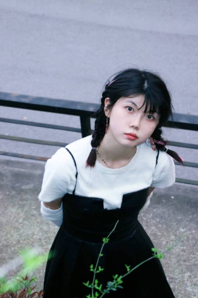 抓住吴vivi-湖南省·长沙市·天心区-白洞white hole-特长:拍摄
想要形式:寄拍
身高165cm体重95斤
在校学生，很喜欢拍摄，平时喜欢拍写真，会直播，之前在天虹直播团队中拿到了优秀团队称号，在校拍摄寄拍，成单量显著。
