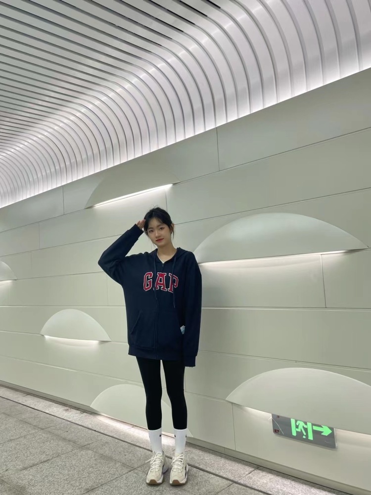 奶油菠萝包-江西省·赣州市·章贡区-抖音-会化妆p图穿搭，抖音有粉丝基数，接寄拍送拍，探店以及开箱种草测评，小红薯素人账号