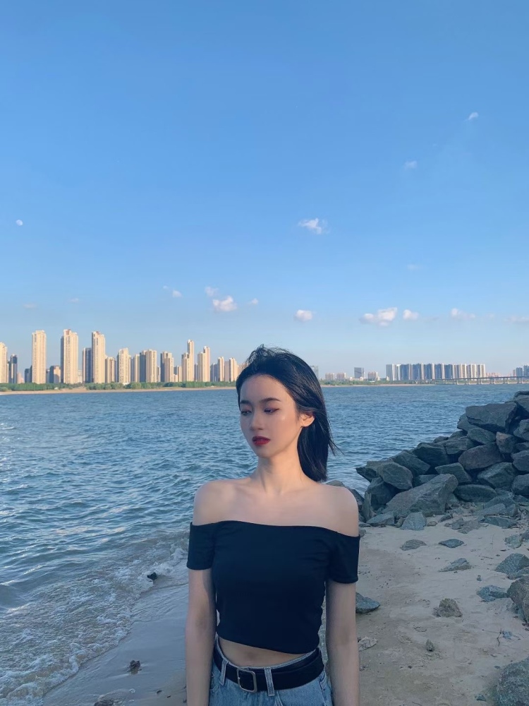 奶油菠萝包-江西省·赣州市·章贡区-抖音-会化妆p图穿搭，抖音有粉丝基数，接寄拍送拍，探店以及开箱种草测评，小红薯素人账号