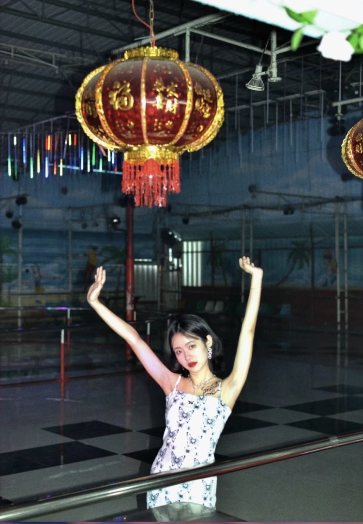 奶油菠萝包-江西省·赣州市·章贡区-抖音-会化妆p图穿搭，抖音有粉丝基数，接寄拍送拍，探店以及开箱种草测评，小红薯素人账号