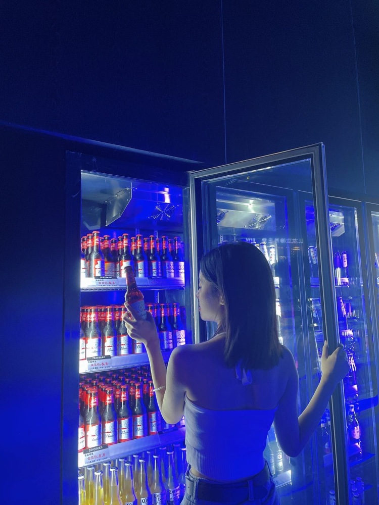 奶油菠萝包-江西省·赣州市·章贡区-抖音-会化妆p图穿搭，抖音有粉丝基数，接寄拍送拍，探店以及开箱种草测评，小红薯素人账号