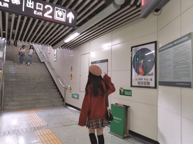 五花又-江西省·南昌市·青山湖区-快手抖音某红薯b站-身高体重：160cm/44kg
穿搭：风格多变，日常服饰多，审美在线
拍照：会找角度，自拍他拍都可
修图：熟悉各大修图软件，全精修
价格：碎银50两左右，能吃饱饭就行啦
PS：有一定寄拍经验，从事过主