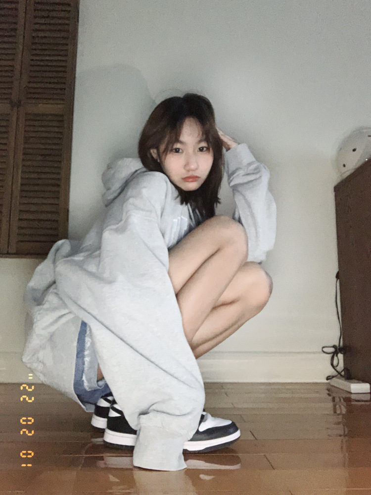 eloise-北京市·北京市·顺义区-抖音，淘宝，某红薯-身高162 体重38kg 
可以接衣服或者奢饰品之类的寄拍！
什么风格都🉑️ 满意的话可以私信跟我聊！