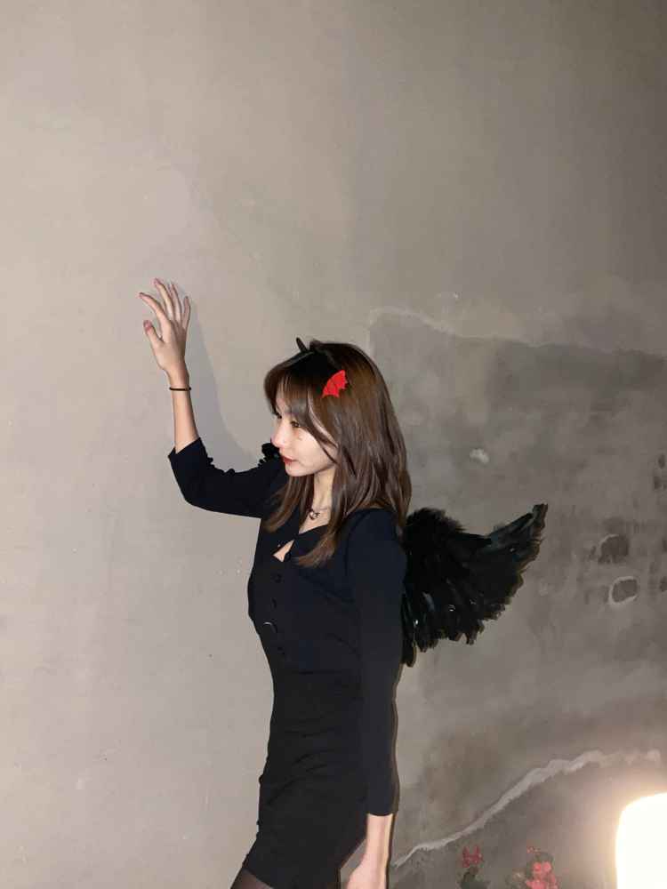 eloise-北京市·北京市·顺义区-抖音，淘宝，某红薯-身高162 体重38kg 
可以接衣服或者奢饰品之类的寄拍！
什么风格都🉑️ 满意的话可以私信跟我聊！