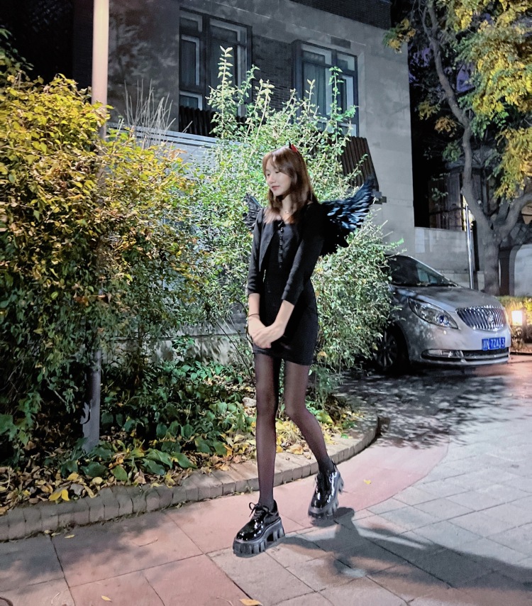 eloise-北京市·北京市·顺义区-抖音，淘宝，某红薯-身高162 体重38kg 
可以接衣服或者奢饰品之类的寄拍！
什么风格都🉑️ 满意的话可以私信跟我聊！