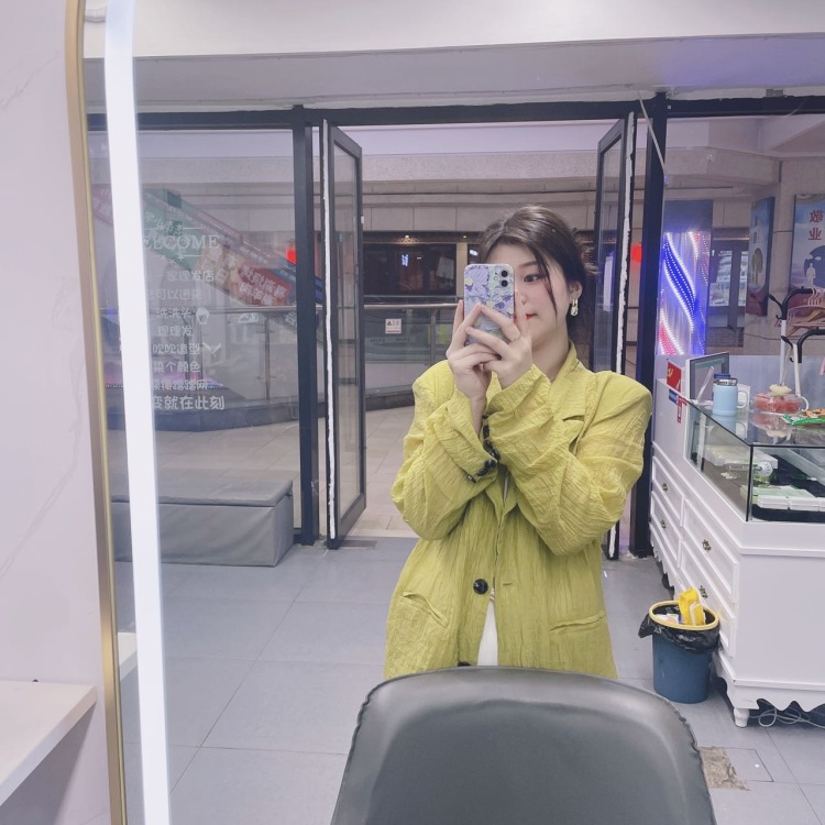 天街觅莱美发🍀娜娜-安徽省·合肥市·瑶海区--本人自由职业者,平时喜欢拍照,可以接衣服包包鞋子饰品这些的买家秀
