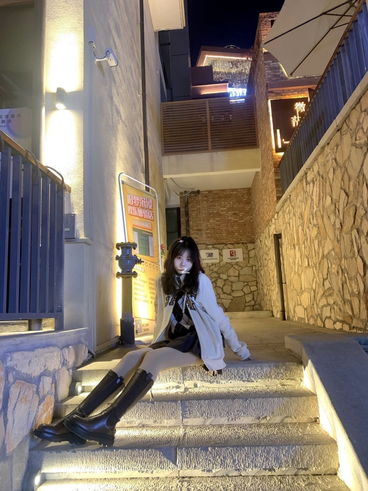 L.-湖北省·黄石市·下陆区-抖音 快手-想接到买家秀模特 寄拍模特 探店种草 好物开箱等 擅长当模特，拍照，p图  身高174 体重110 可盐可甜