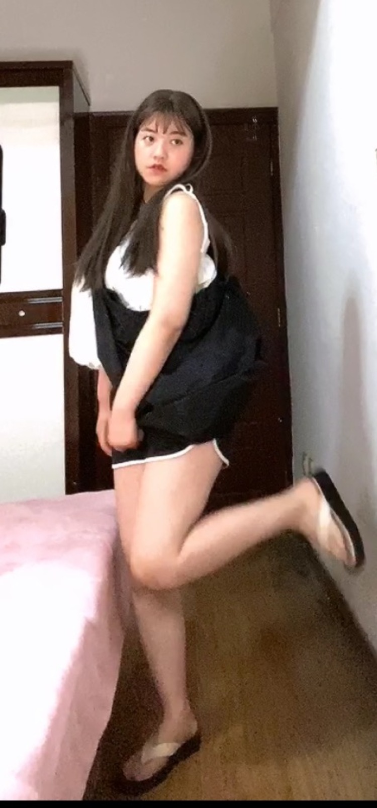红丽-江苏省·扬州市·江都区-抖音-喜欢尝试各种风格希望通过此次自我介绍能锻炼自己,通过买家秀好物推荐直播带货等多种方式去挑战自己。我希望通过自己的真实和我自己的真实感受向每一位喜欢爱美的人提供最真实的东西。谢谢