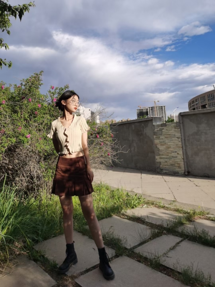 忽然很热啊-内蒙古自治区·锡林郭勒盟·多伦县--年龄19,身高165,体重86,学生,特长是二胡,兴趣是唱歌,可做寄拍模特,穿戴甲寄拍,只接正规商家,收费标准30+