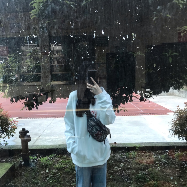 1-湖北省·咸宁市·咸安区--五官小巧精致 有气质 穿什么衣服都可以驾驭起来身高167 体重52  我一定可以做的好这份工作