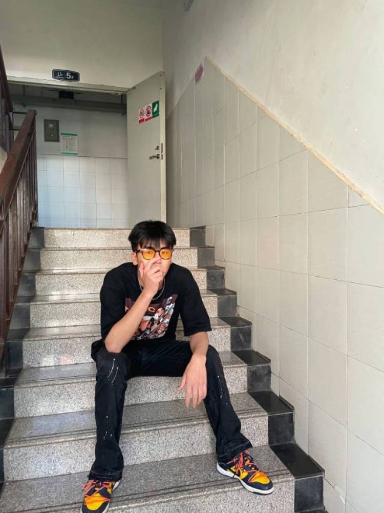 .-云南省·昆明市·安宁市-xdp1212-接寄拍身,高183,体重72kg,可以自己修图,价格协商,接tb等类型的订单,爱好打球,穿搭风格偏向于高街风格,各种风格都能驾驭