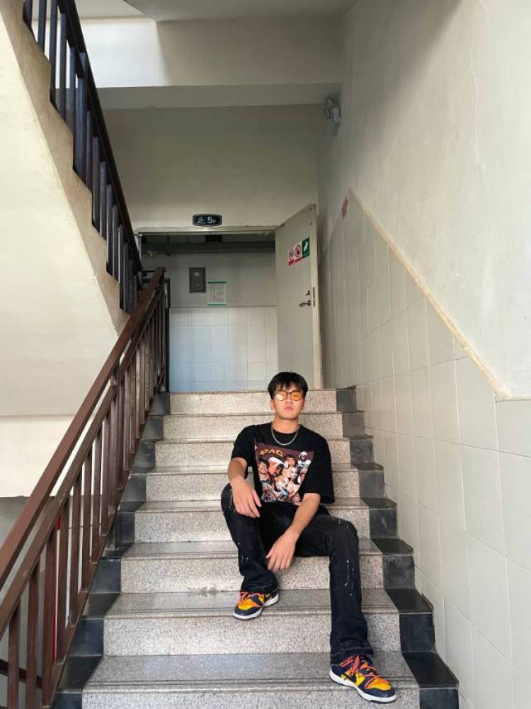 .-云南省·昆明市·安宁市-xdp1212-接寄拍身,高183,体重72kg,可以自己修图,价格协商,接tb等类型的订单,爱好打球,穿搭风格偏向于高街风格,各种风格都能驾驭