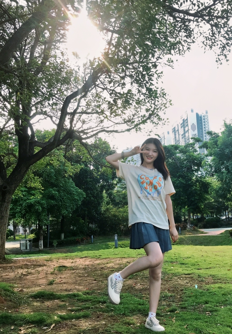 屋里小卢-广东省·广州市·增城区-某红薯、微博-本人身高167/体重95，爱好拍照，P图技术可（照片有质感），工作认真负责。