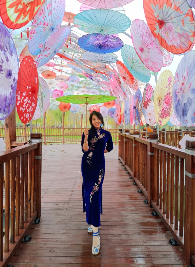 设计老师大长腿-吉林省·长春市·宽城区-抖音-大学教设计的老师，教设计的老师，动画、平面广告、后期处理等设计都擅长，身高170，体重100，有大长腿。