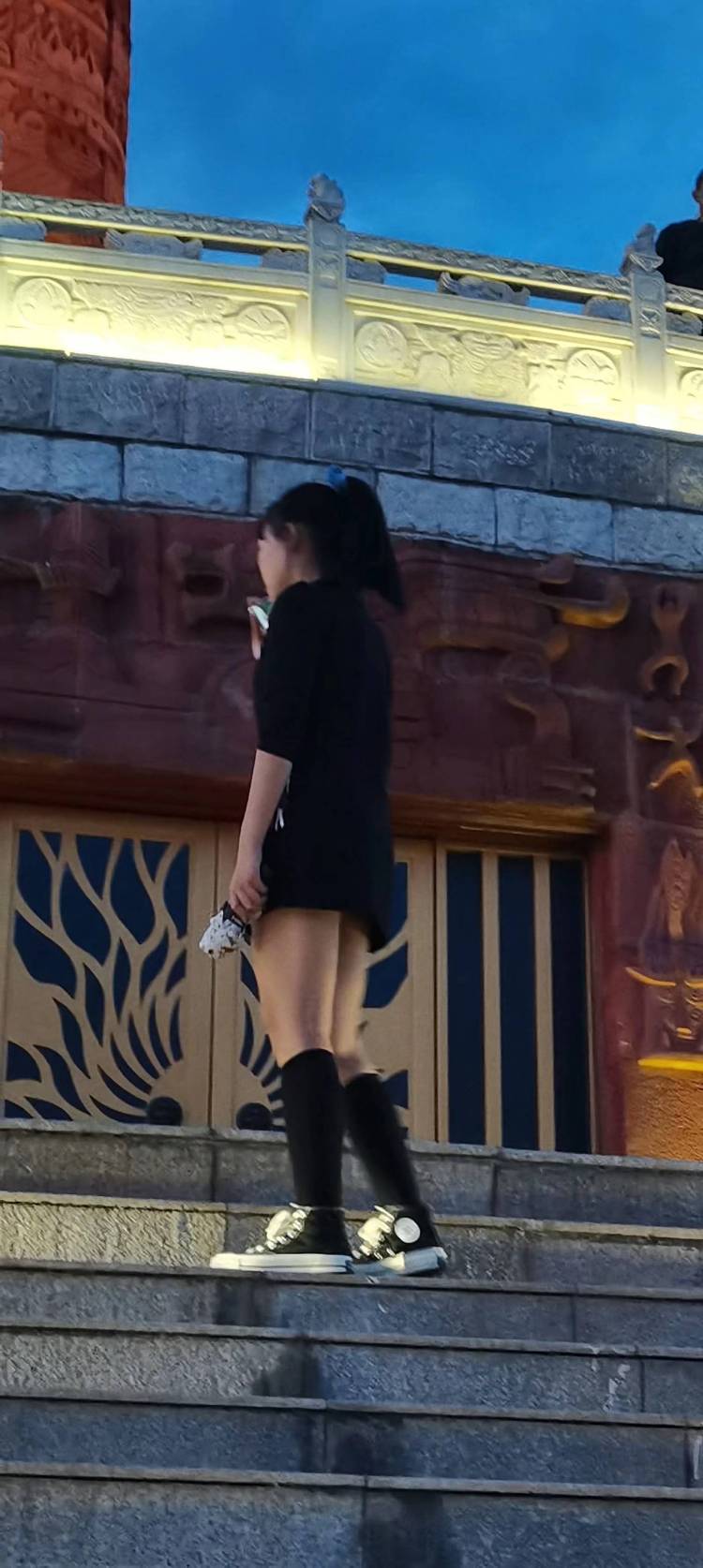 草莓味芝士-云南省·昆明市·五华区--大二学生一枚，喜欢拍照，会化妆，p图，可以寄拍，测评，推广，都可，168 55，手好看，出片快，