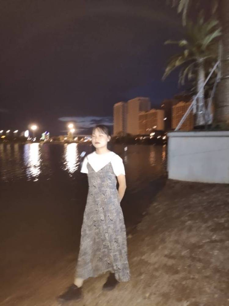 草莓味芝士-云南省·昆明市·五华区--大二学生一枚，喜欢拍照，会化妆，p图，可以寄拍，测评，推广，都可，168 55，手好看，出片快，