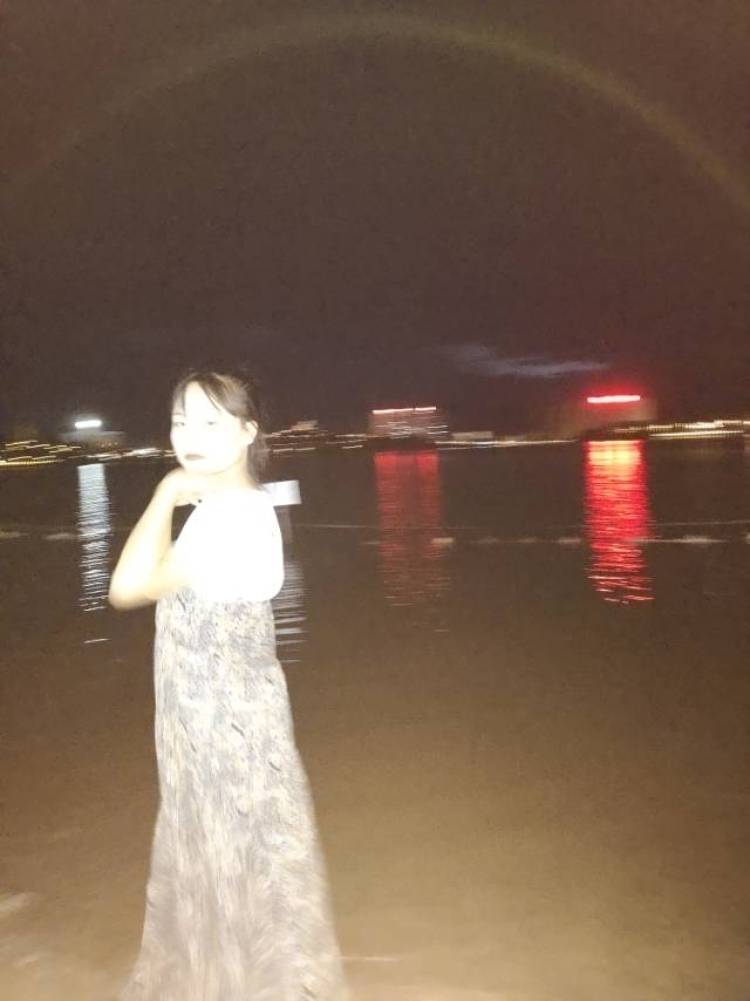 草莓味芝士-云南省·昆明市·五华区--大二学生一枚，喜欢拍照，会化妆，p图，可以寄拍，测评，推广，都可，168 55，手好看，出片快，