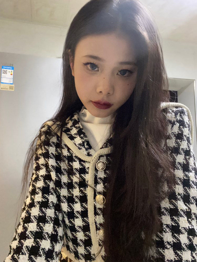 妍.-四川省·德阳市·中江县--特长是爵士舞但是不经常跳舞因为学习的原因 皮肤比较偏黑 头发较长 可以接单