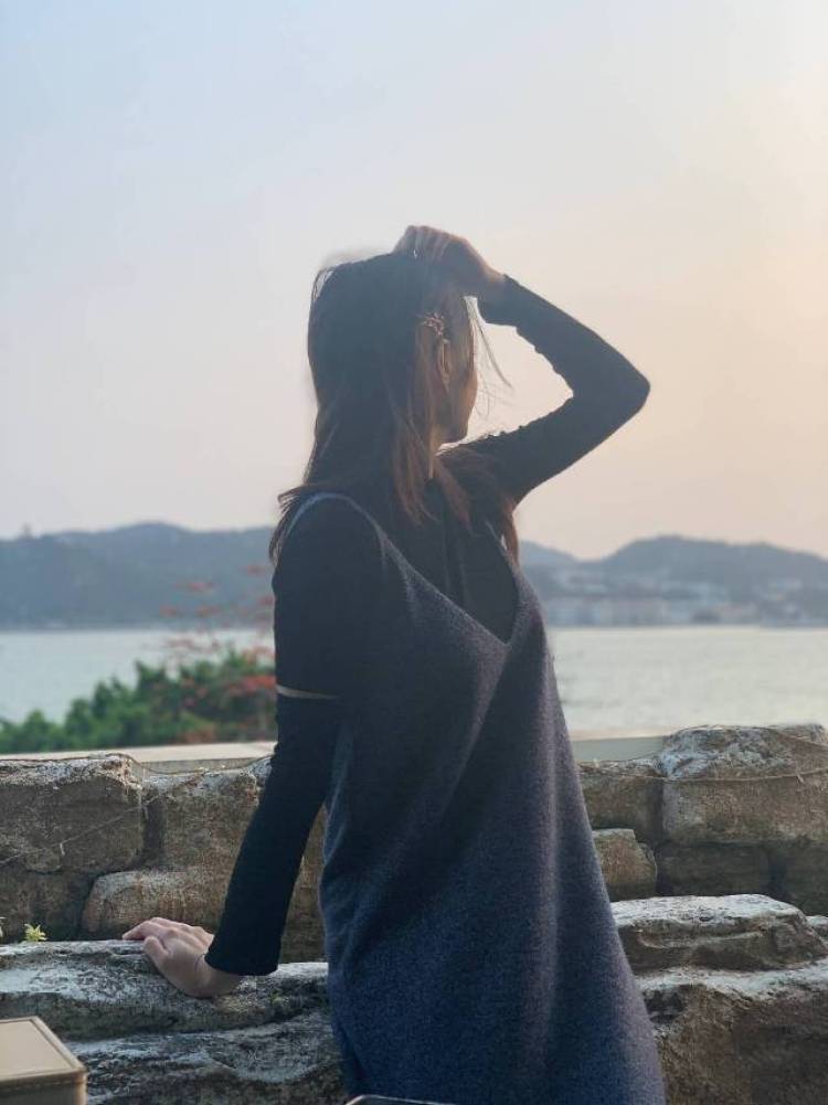 叶子-广东省·东莞市·沙田镇--寄拍模特,身高162体重80,身材比例较好,偏小清新风格,皮肤是冷白皮,拍摄饰品或者服装鞋子等都可,喜欢拍一些好看的照片