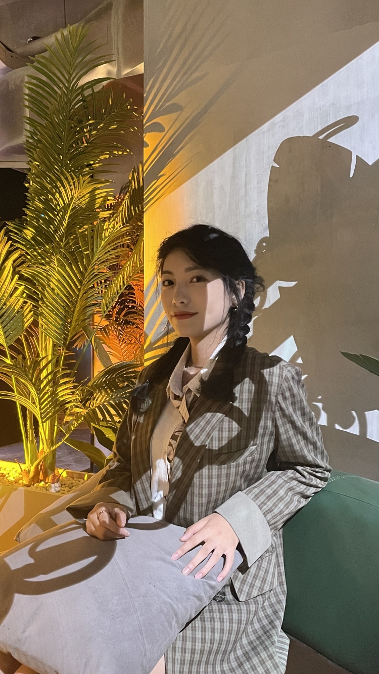小草莓糖-贵州省·安顺市·平坝区-抖音 微博 某红薯-适合复古风,美式风,也可以尝试jk等 风格多变大多可以驾驭,会化妆,