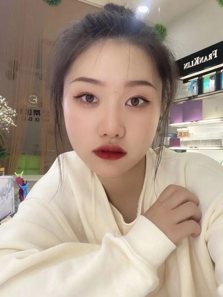 Xoe.May5-贵州省·黔西南布依族苗族自治州·兴义市-抖音-买家秀、可以接各种饰品、包包、衣服、身高160cm、体重88斤、会美甲、美睫、
