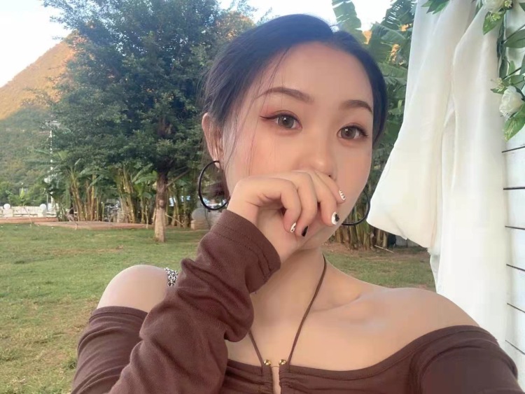 Xoe.May5-贵州省·黔西南布依族苗族自治州·兴义市-抖音-买家秀、可以接各种饰品、包包、衣服、身高160cm、体重88斤、会美甲、美睫、