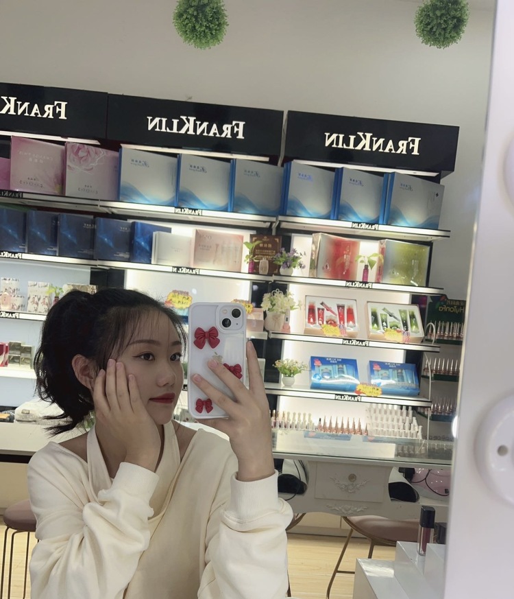 Xoe.May5-贵州省·黔西南布依族苗族自治州·兴义市-抖音-买家秀、可以接各种饰品、包包、衣服、身高160cm、体重88斤、会美甲、美睫、