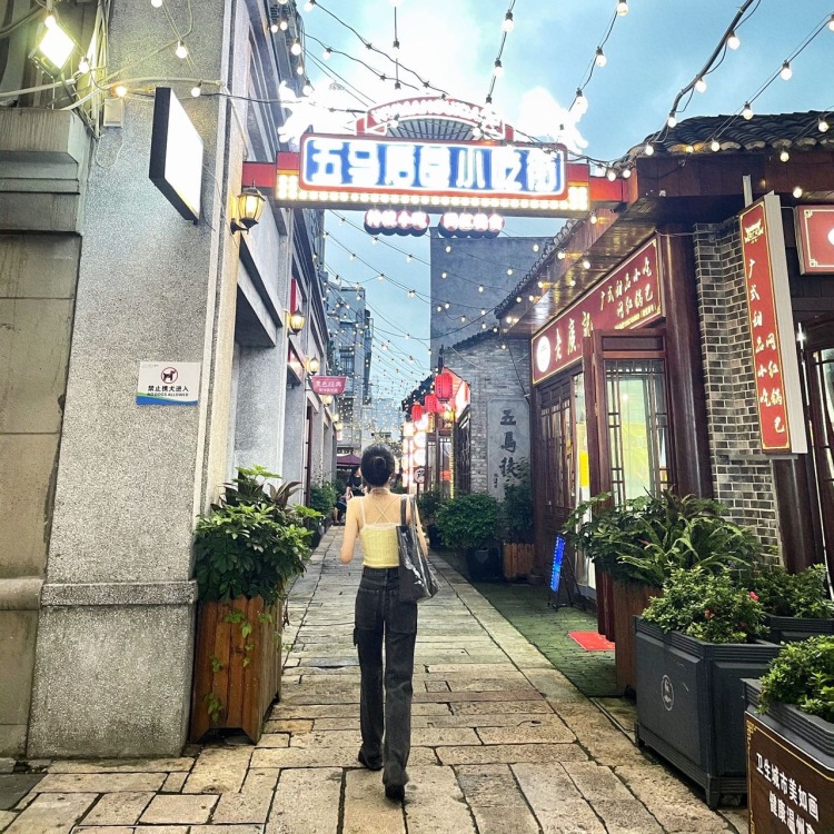 Doris-浙江省·杭州市·萧山区-抖音-老板们好，我是一名喜欢探店拍照打卡的大学生，喜欢穿搭化妆。净身高165体重46-48kg之间。目前读的是空中乘务专业，有做礼仪的经验。做事效率高，多种风格可以驾驭。有意向的老板请来联系我吧～