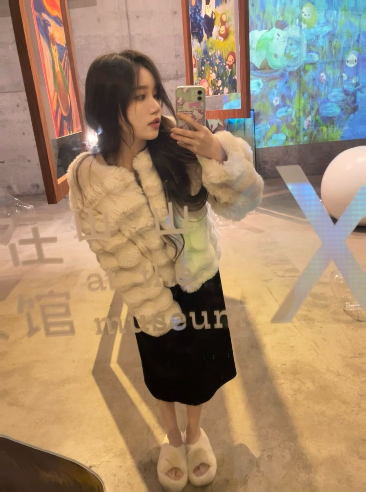 Doris-浙江省·杭州市·萧山区-抖音-老板们好，我是一名喜欢探店拍照打卡的大学生，喜欢穿搭化妆。净身高165体重46-48kg之间。目前读的是空中乘务专业，有做礼仪的经验。做事效率高，多种风格可以驾驭。有意向的老板请来联系我吧～