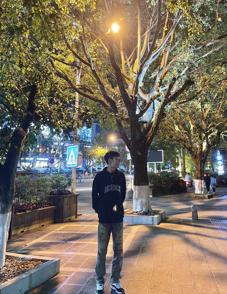 9-云南省·普洱市·思茅区--性别:男.身高182体重60kg年龄:19任何的单子都可以接.形象气质好性格开朗