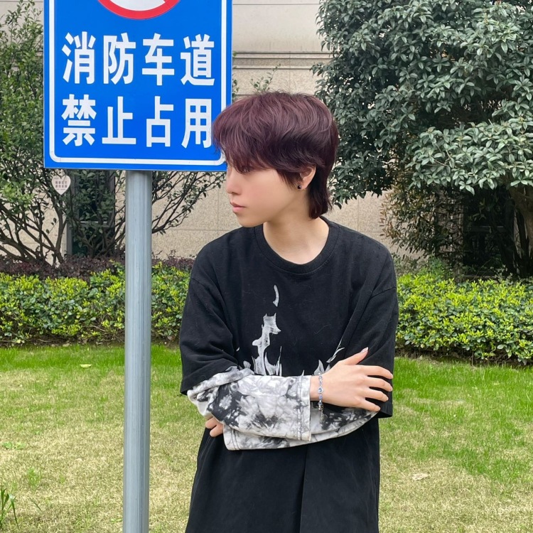 鱼十七-浙江省·杭州市·萧山区-抖音、微博、某红薯-本人偏中性风,钢琴吉他都会一点,刚步入主播行业,做过娱播,刚开始接触带货主播。有接过寄拍和平面。