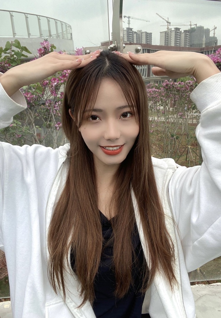 蜜斯Rosie-广西壮族自治区·南宁市·武鸣区-抖音,微博,某红薯-学过舞蹈,喜欢拍照,94斤161,21岁在校大学生,可接美甲、饰品、化妆品、衣服、包包等