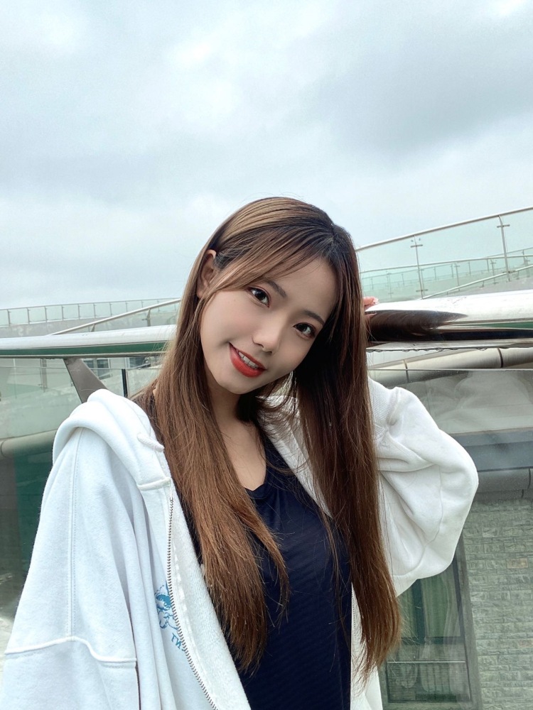 蜜斯Rosie-广西壮族自治区·南宁市·武鸣区-抖音，微博，某红薯-学过舞蹈，喜欢拍照，94斤161，21岁在校大学生，可接美甲、饰品、化妆品、衣服、包包等