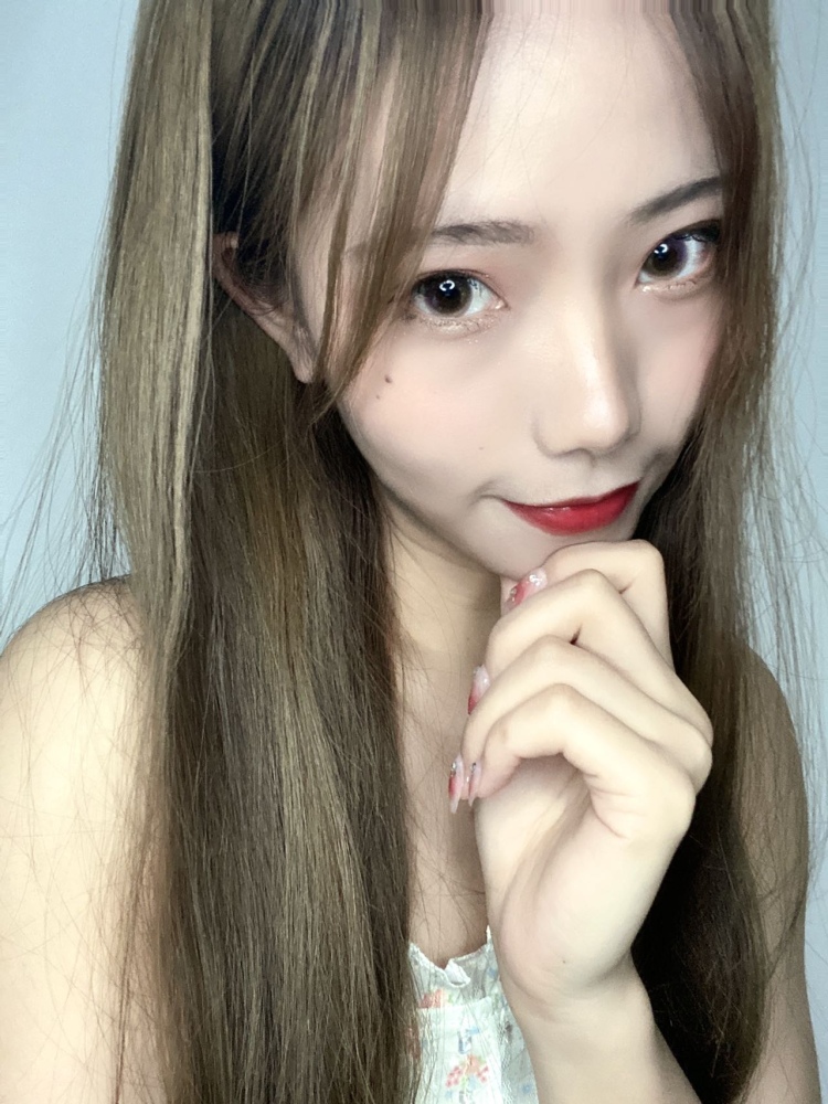 蜜斯Rosie-广西壮族自治区·南宁市·武鸣区-抖音，微博，某红薯-学过舞蹈，喜欢拍照，94斤161，21岁在校大学生，可接美甲、饰品、化妆品、衣服、包包等