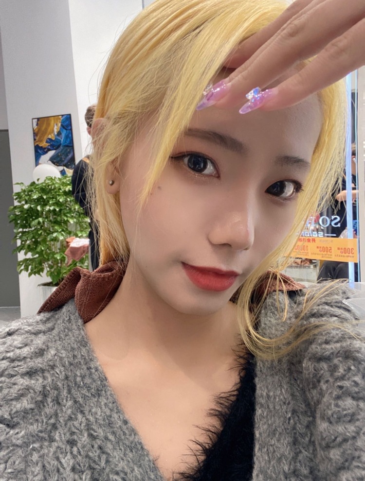 蜜斯Rosie-广西壮族自治区·南宁市·武鸣区-抖音，微博，某红薯-学过舞蹈，喜欢拍照，94斤161，21岁在校大学生，可接美甲、饰品、化妆品、衣服、包包等