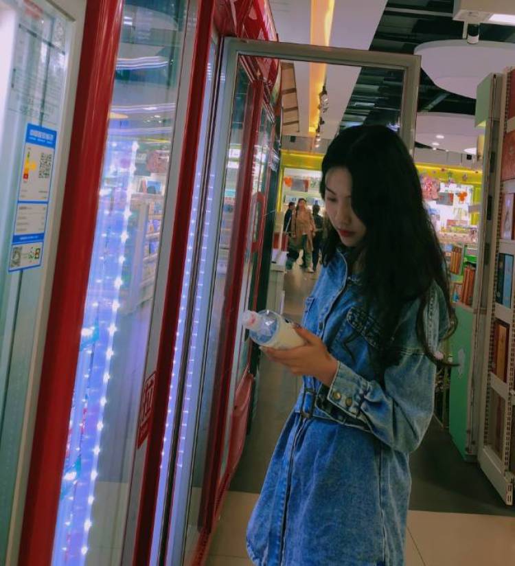 八月-河南省·郑州市·管城回族区-抖音 微博 某红薯-身高162 体重93 ,会拍照会p图,时间充裕。 接买家秀 寄拍 衣服鞋子饰品都可