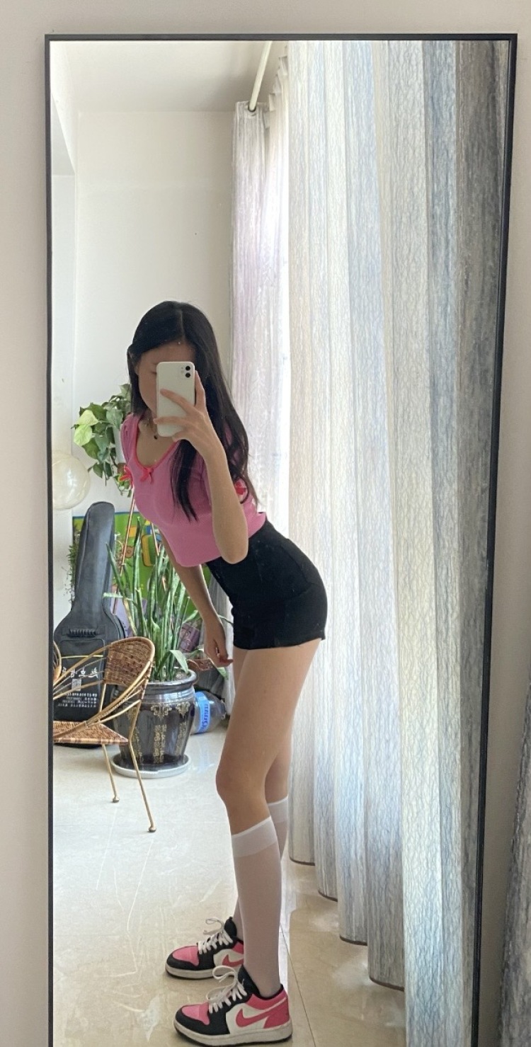 蔓.-云南省·昆明市·晋宁区-快手-特长舞蹈 专业舞蹈 可以做寄拍 衣服 裤子 鞋子 美瞳 首饰都可以哦 身高168 体重50kg 鞋码37！会p图！