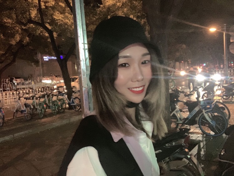 JeJe-北京市·北京市·朝阳区-抖音 微博 某红薯-接寄拍，服装、鞋子、包包、配饰等
会p图自带实景棚 让商品更有feel～