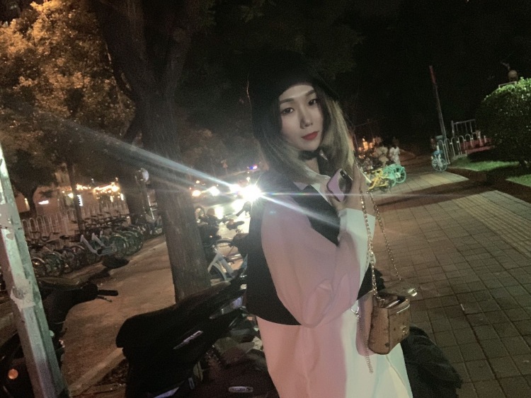 JeJe-北京市·北京市·朝阳区-抖音 微博 某红薯-接寄拍，服装、鞋子、包包、配饰等
会p图自带实景棚 让商品更有feel～