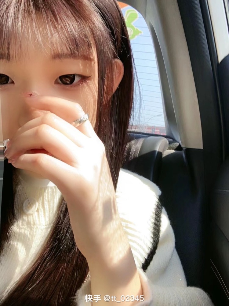 婷-河北省·石家庄市·裕华区--我是一个学生爱好打游戏拍照喜欢刷快手然后游戏王者飞车都会一点我也比较喜欢刷快手粉丝七百五十多嘿嘿